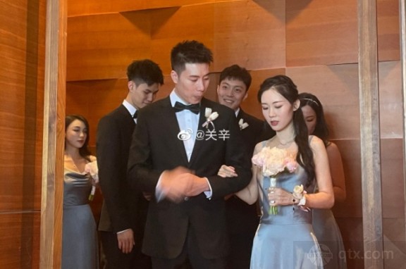 王薪凯夫妇进入婚礼现场