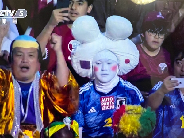 世界杯开幕式观众撞脸岳云鹏引围观：网友直呼喜感 这也太像了