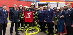 纳格尔斯曼前往慕尼黑志愿消防站参观，并赠送他们拜仁球衣