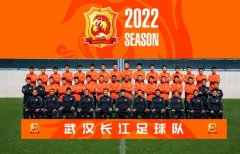 武汉长江队发布2022赛季全家福：布鲁诺等3名外援位居C位
